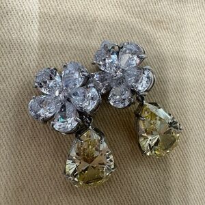 MAGNIFICENT COSTUME JEWELRY CLIP ON EARRINGS